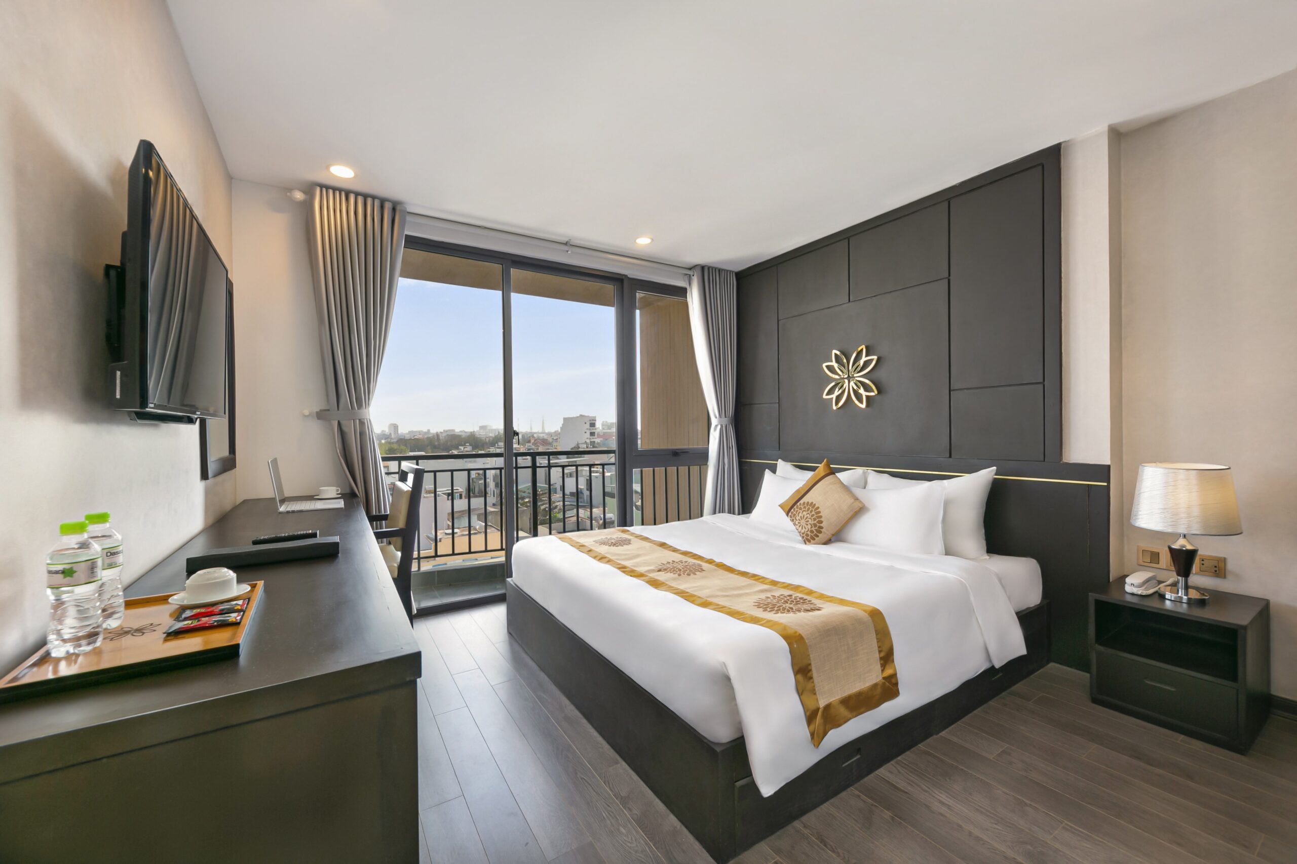 Chân cầu Thuận Phước: Trải nghiệm độc đáo cùng Sunflower Hotel