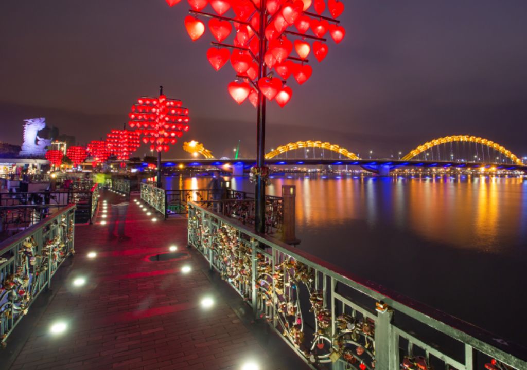 Cầu tình yêu Đà Nẵng – Hành trình khám phá vẻ đẹp lãng mạn