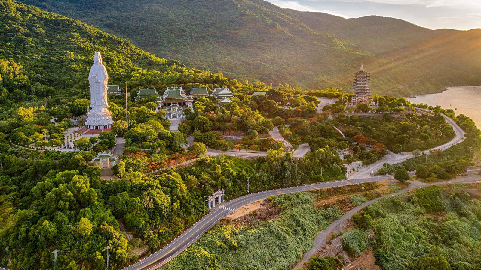 Chùa Linh Ứng ở đảo Sơn Trà: Khám phá tuyệt tác tâm linh và cảnh sắc biển trời