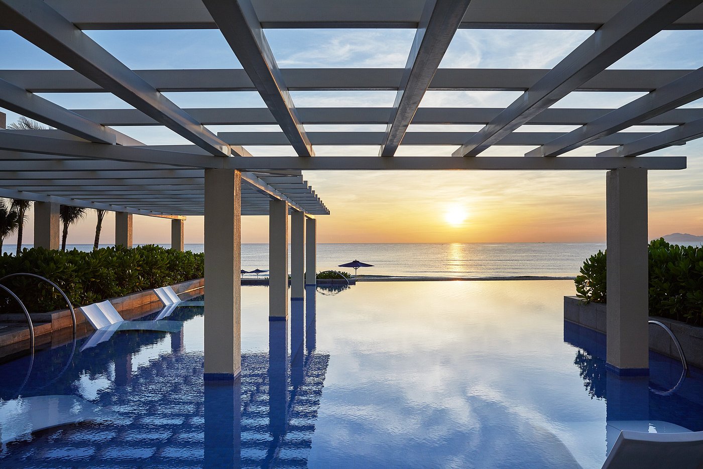 Khách sạn có bể bơi vô cực: Trải nghiệm nghỉ dưỡng đỉnh cao tại Đà Nẵng cùng Sunflower Hotel