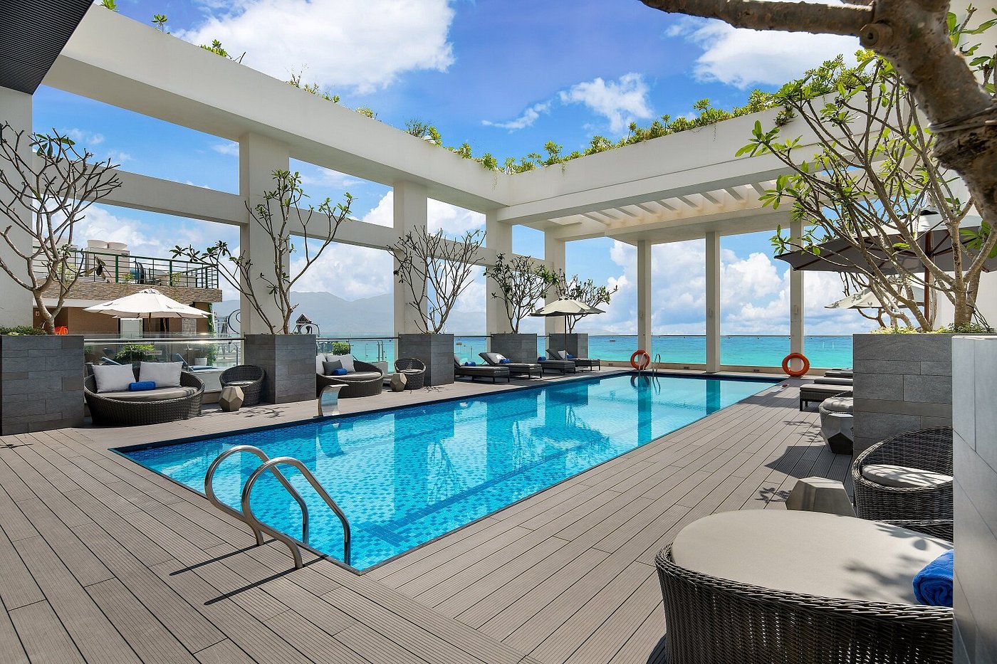 Khách sạn có bể bơi vô cực: Trải nghiệm nghỉ dưỡng đỉnh cao tại Đà Nẵng cùng Sunflower Hotel