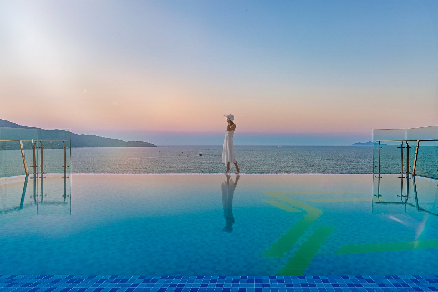 Khách sạn có bể bơi vô cực: Trải nghiệm nghỉ dưỡng đỉnh cao tại Đà Nẵng cùng Sunflower Hotel