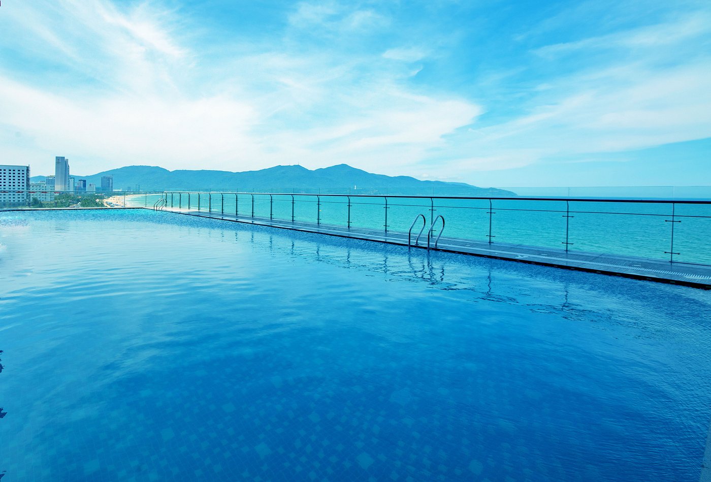 Khách sạn có bể bơi vô cực: Trải nghiệm nghỉ dưỡng đỉnh cao tại Đà Nẵng cùng Sunflower Hotel