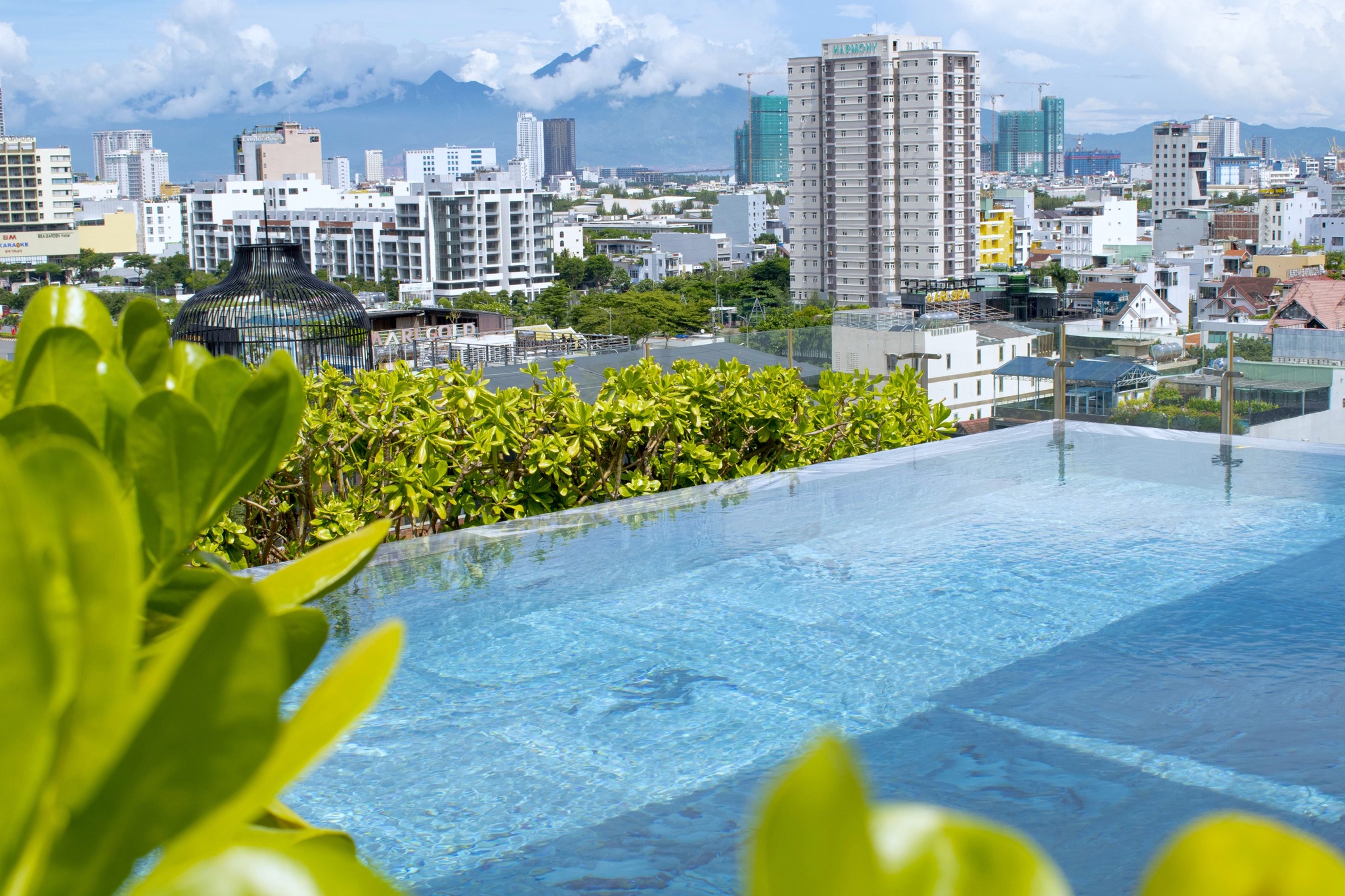 Khách sạn có bể bơi vô cực: Trải nghiệm nghỉ dưỡng đỉnh cao tại Đà Nẵng cùng Sunflower Hotel