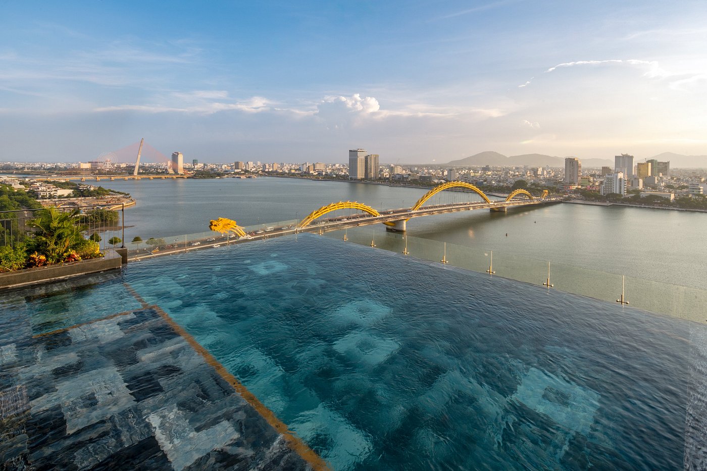 Khách sạn có bể bơi vô cực: Trải nghiệm nghỉ dưỡng đỉnh cao tại Đà Nẵng cùng Sunflower Hotel