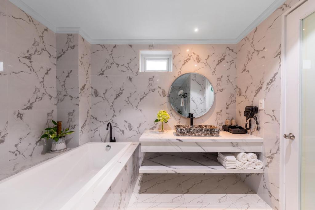 Khách sạn gần cầu Tình Yêu Đà Nẵng: Chọn lựa lý tưởng cho chuyến du lịch hoàn hảo