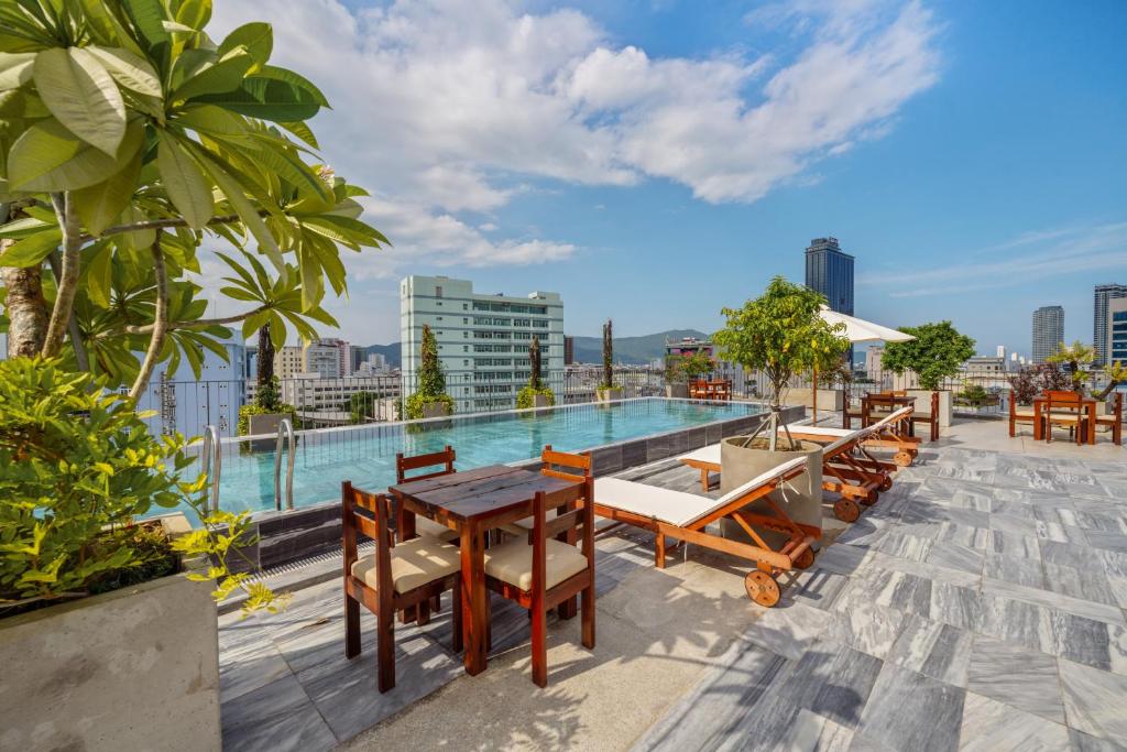 Khách sạn gần cầu Tình Yêu Đà Nẵng: Chọn lựa lý tưởng cho chuyến du lịch hoàn hảo