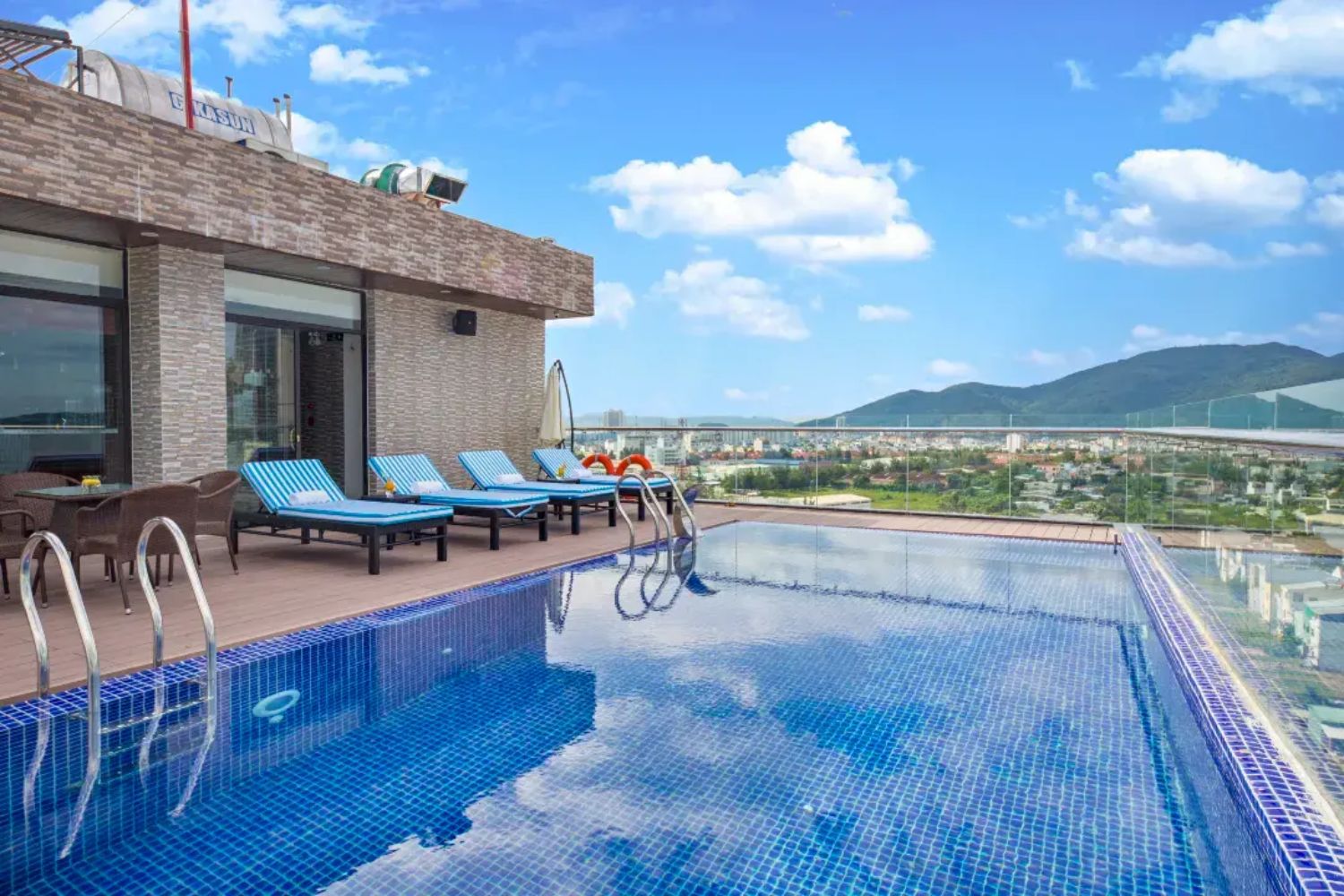 Top 20 Khách sạn gần biển và trung tâm Đà Nẵng: Khám phá tinh hoa nghỉ dưỡng cùng Sunflower Hotel