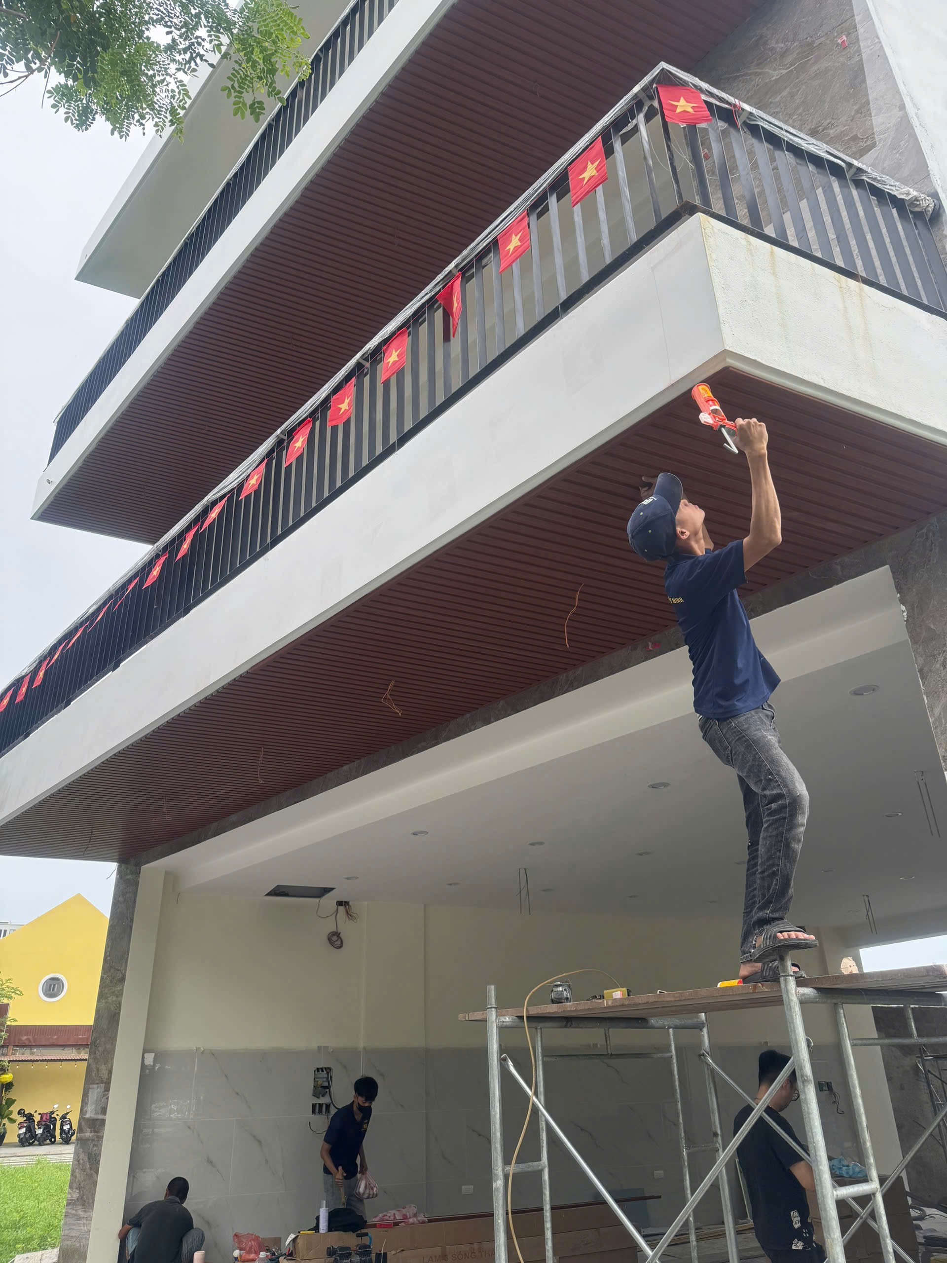 Sunflower Hotel trẻ trung hơn nhờ nhựa lam sóng do Nội thất Tân Trường Minh thi công