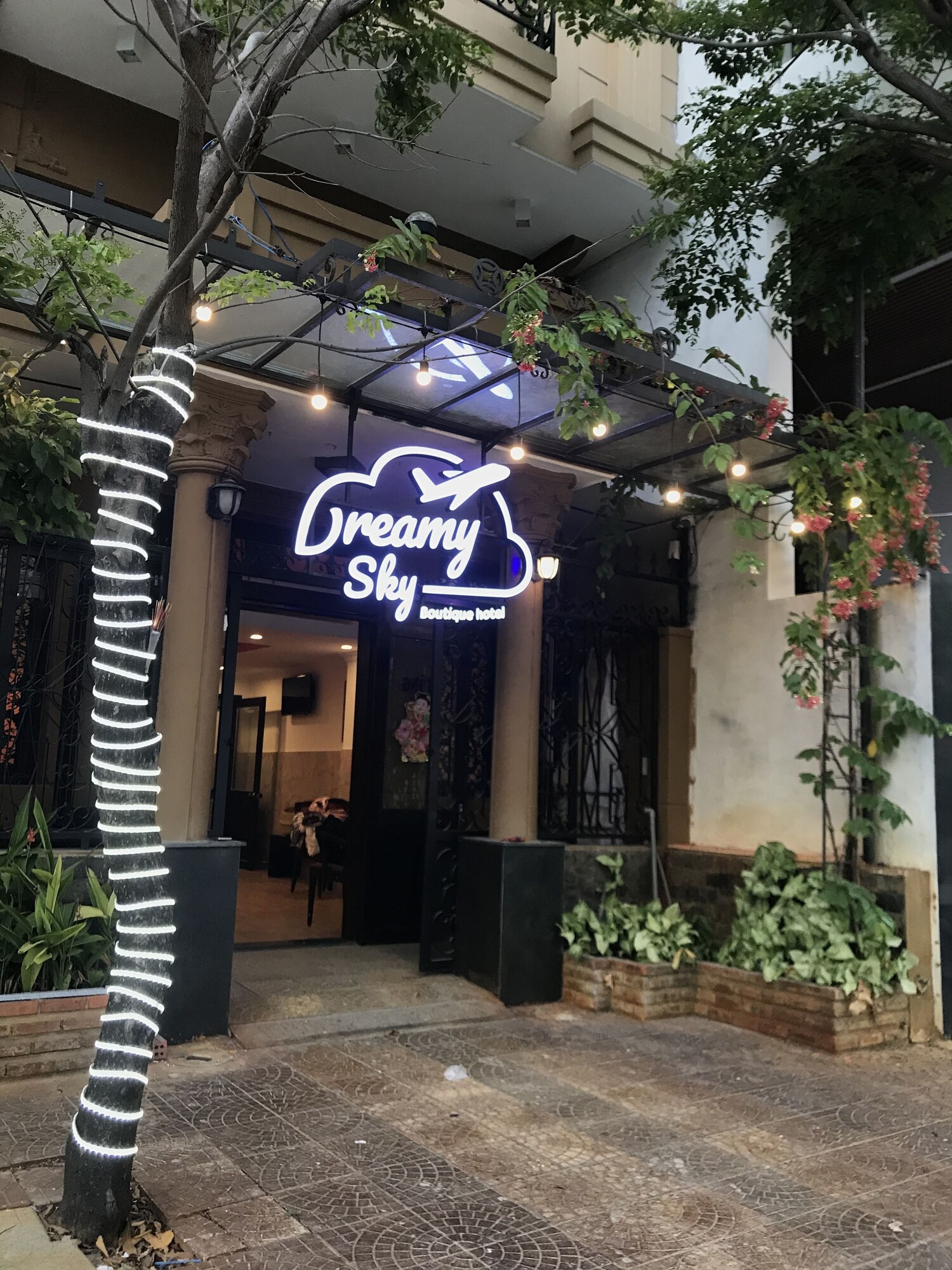 Review Dreamy Sky Boutique Hotel: không gian xanh gần biển Mỹ Khê Đà Nẵng
