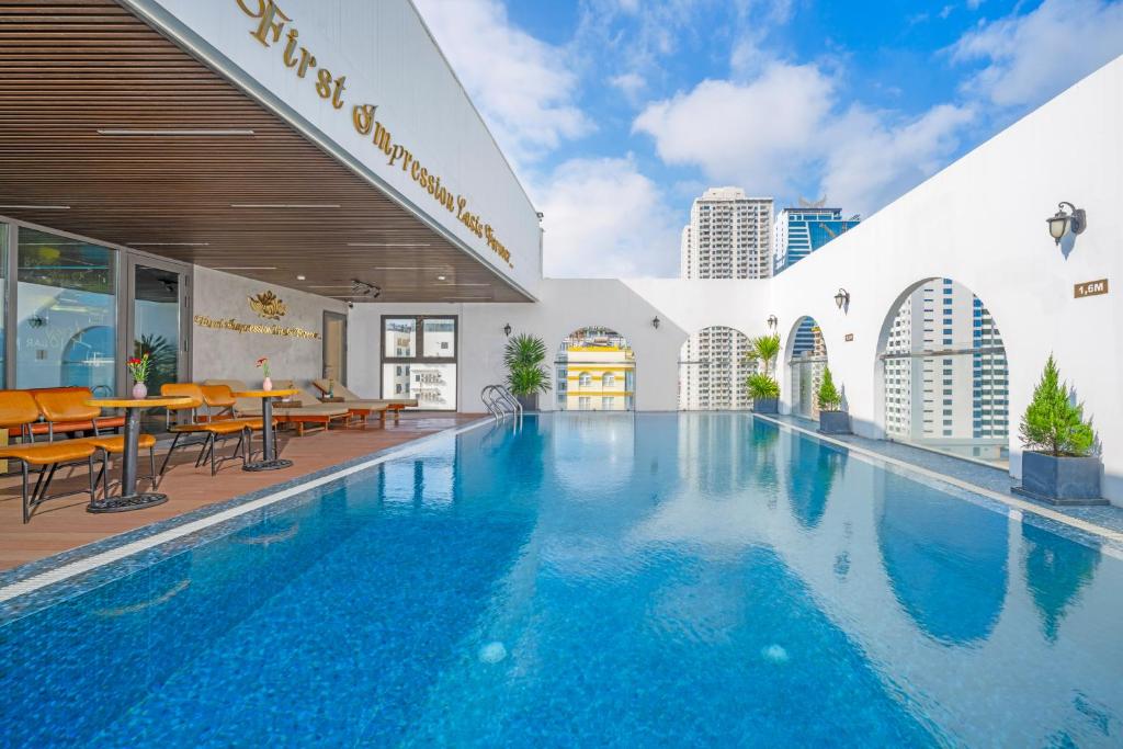 Review Golden Lotus Hotel Đà Nẵng 2026: Rooftop Bar View Biển, Phòng Nghỉ Và Trải Nghiệm Lưu Trú