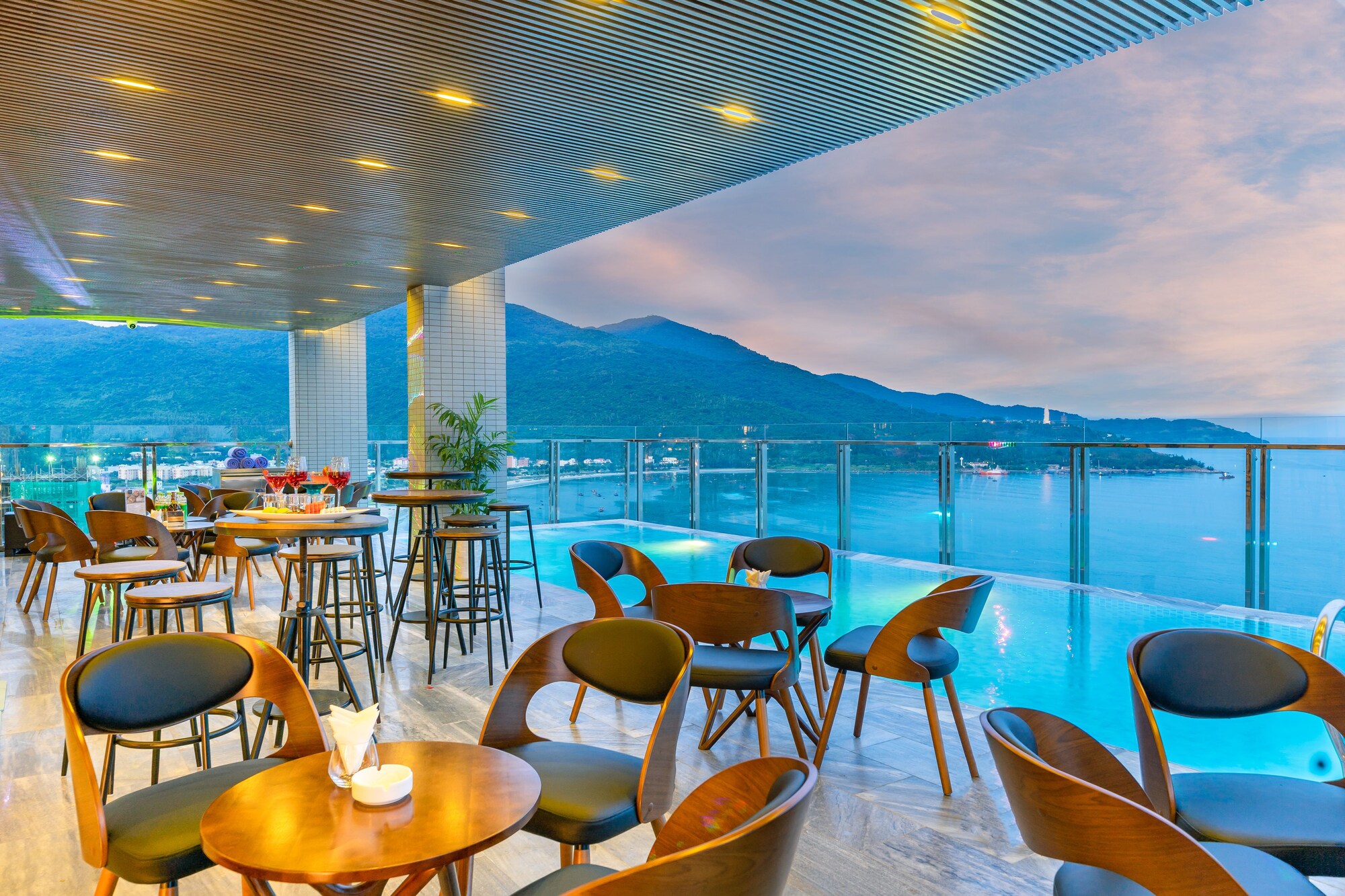 Review Grand Gold Hotel Đà Nẵng: phòng view biển, tiện nghi và giá tham khảo 2026