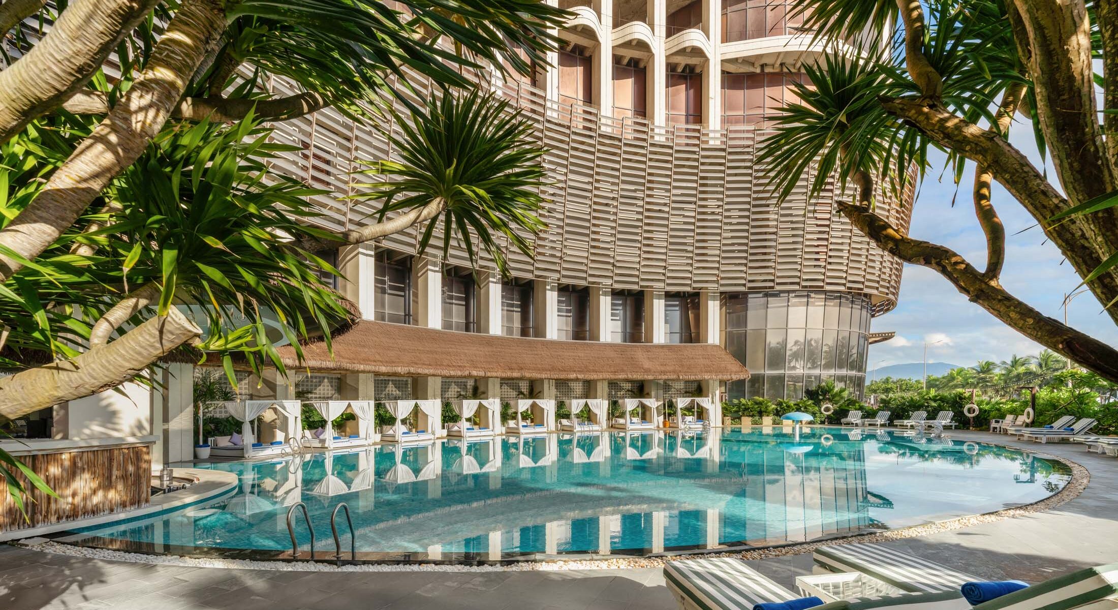 Review Holiday Beach Hotel Danang: Khách sạn 4 sao gần biển Mỹ Khê