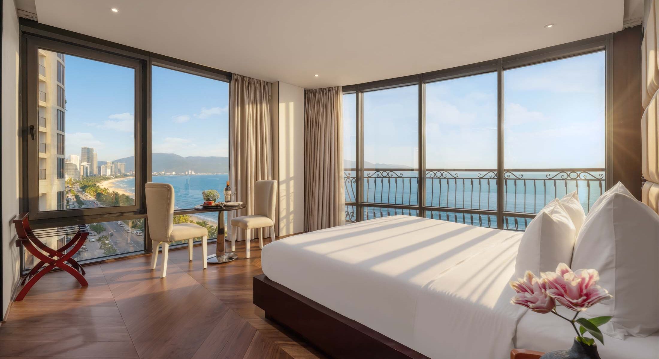 Review Holiday Beach Hotel Danang: Khách sạn 4 sao gần biển Mỹ Khê