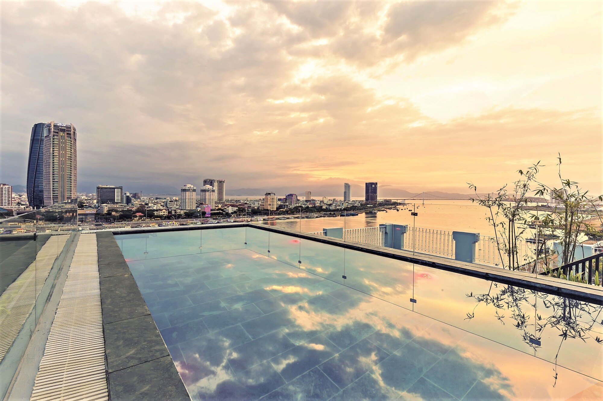 Review Ibiza Riverfront Da Nang Hotel Powered by ASTON: khách sạn ven sông tại An Hải Bắc Đà Nẵng