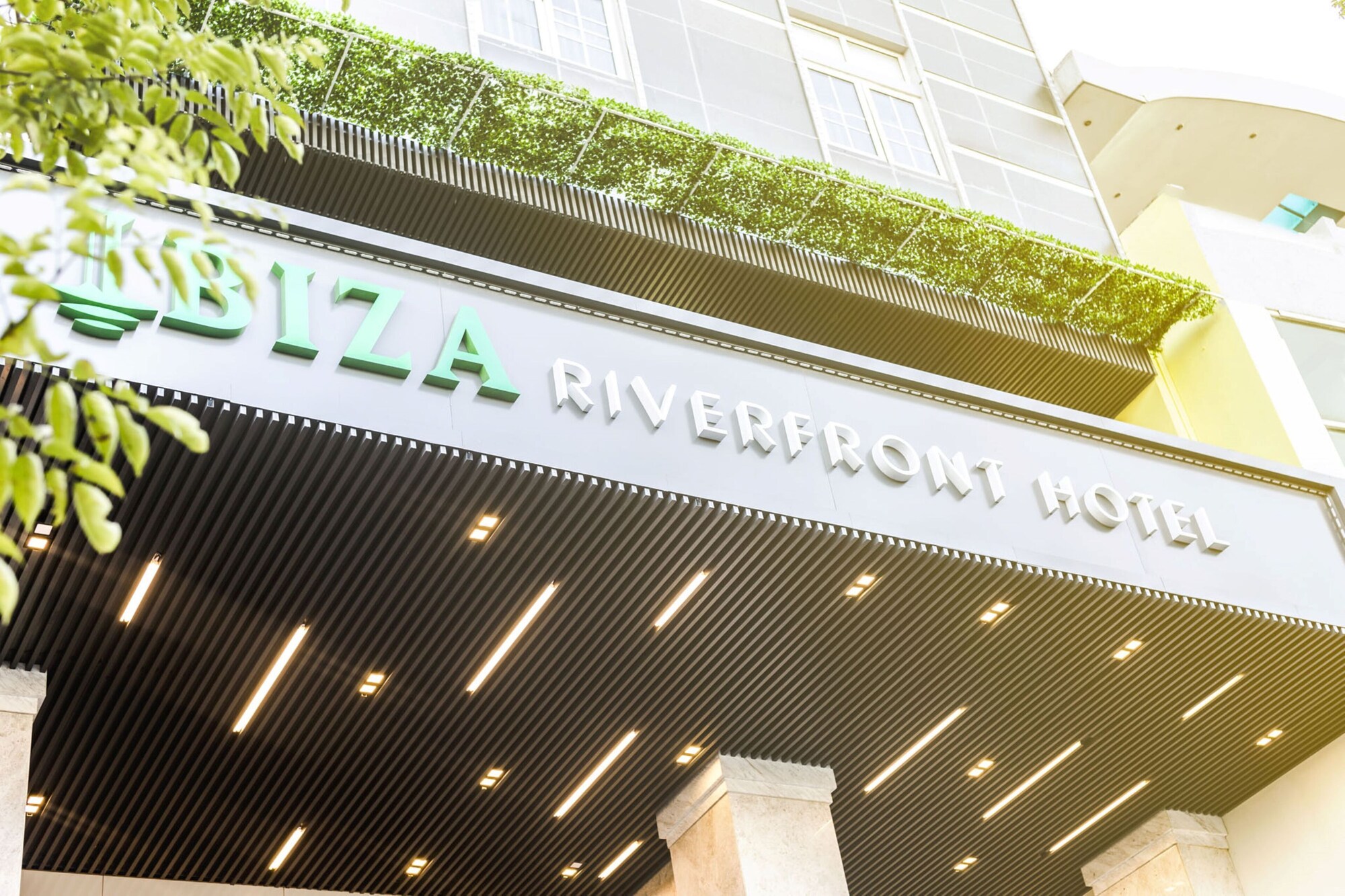 Review Ibiza Riverfront Da Nang Hotel Powered by ASTON: khách sạn ven sông tại An Hải Bắc Đà Nẵng
