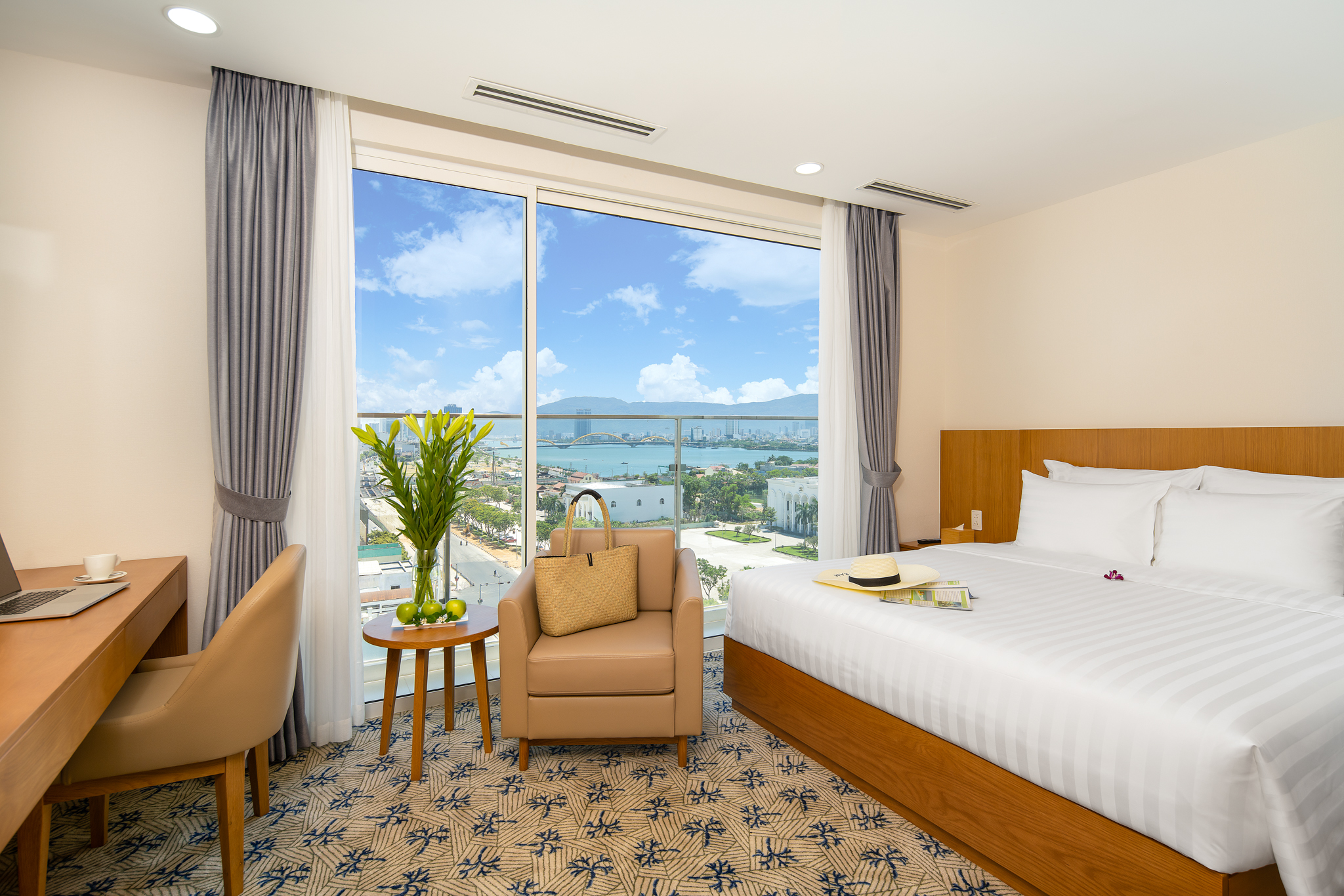 Review LAMANGA Hotel & Suites: Vị trí trung tâm, phòng nghỉ tiện nghi và hồ bơi thư giãn
