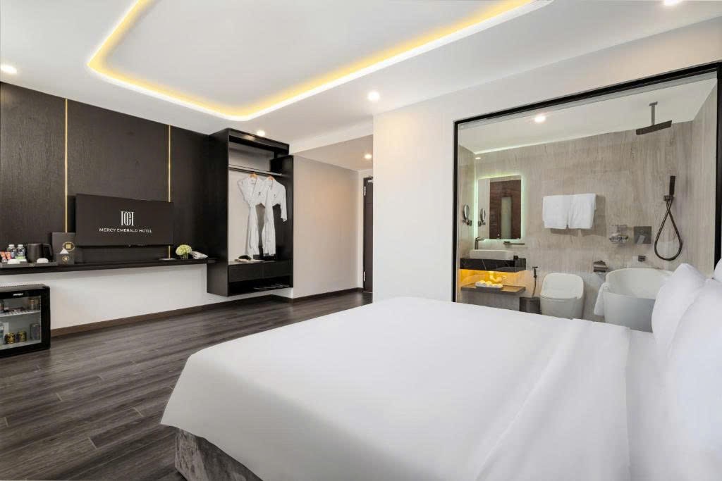 Review Mercy Emerald Hotel Danang: khách sạn gần biển Mỹ Khê, có hồ bơi và phòng hướng biển