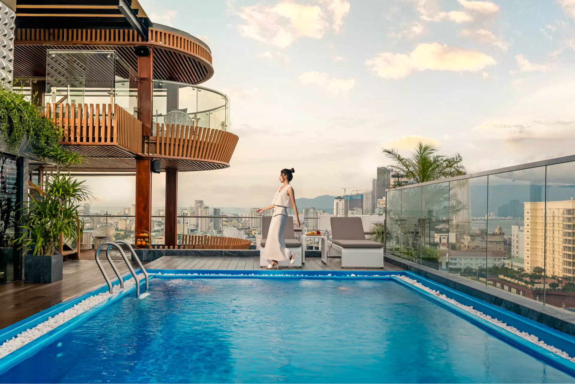 Review Mercy Emerald Hotel Danang: khách sạn gần biển Mỹ Khê, có hồ bơi và phòng hướng biển