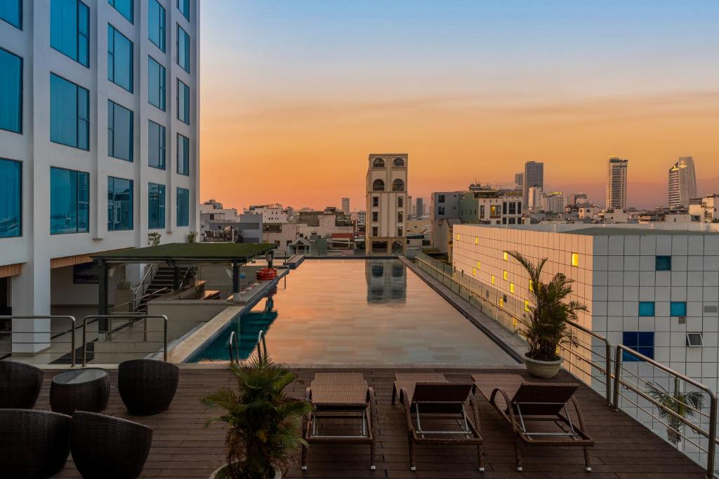 Review Royal Lotus Hotel Da Nang: Đánh Giá Chi Tiết Vị Trí, Tiện Ích, Phòng Nghỉ Và Trải Nghiệm Lưu Trú