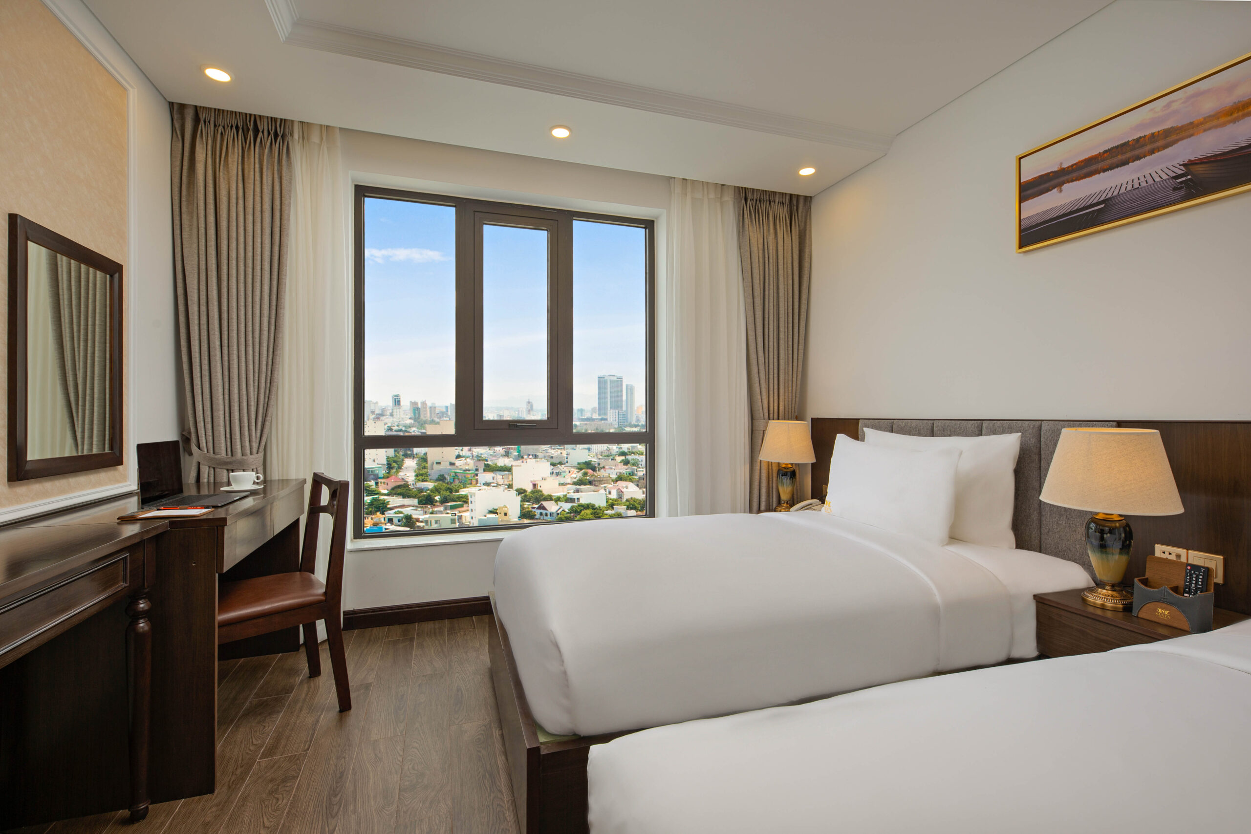 Review Santa Luxury Hotel: 7 hạng phòng, tiện ích và vị trí gần biển Mỹ Khê