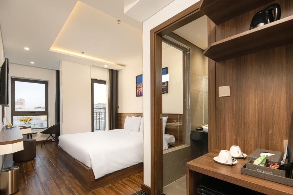 Review Tan Phuong Nam Hotel & Apartment: Khách sạn 3 sao có hồ bơi, nhà hàng và lễ tân 24h