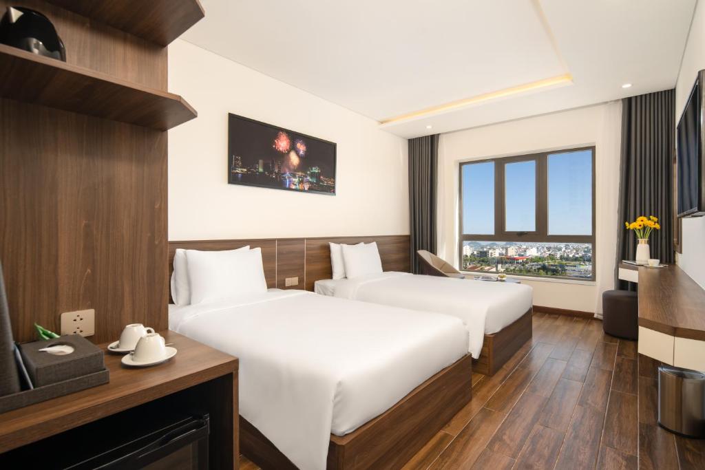 Review Tan Phuong Nam Hotel & Apartment: Khách sạn 3 sao có hồ bơi, nhà hàng và lễ tân 24h