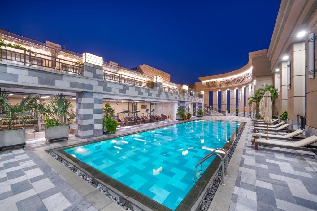 Review Tan Phuong Nam Hotel & Apartment: Khách sạn 3 sao có hồ bơi, nhà hàng và lễ tân 24h