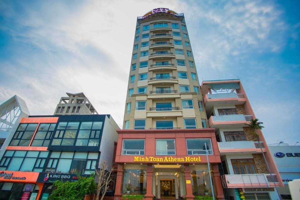 Review Tan Phuong Nam Hotel & Apartment: Khách sạn 3 sao có hồ bơi, nhà hàng và lễ tân 24h